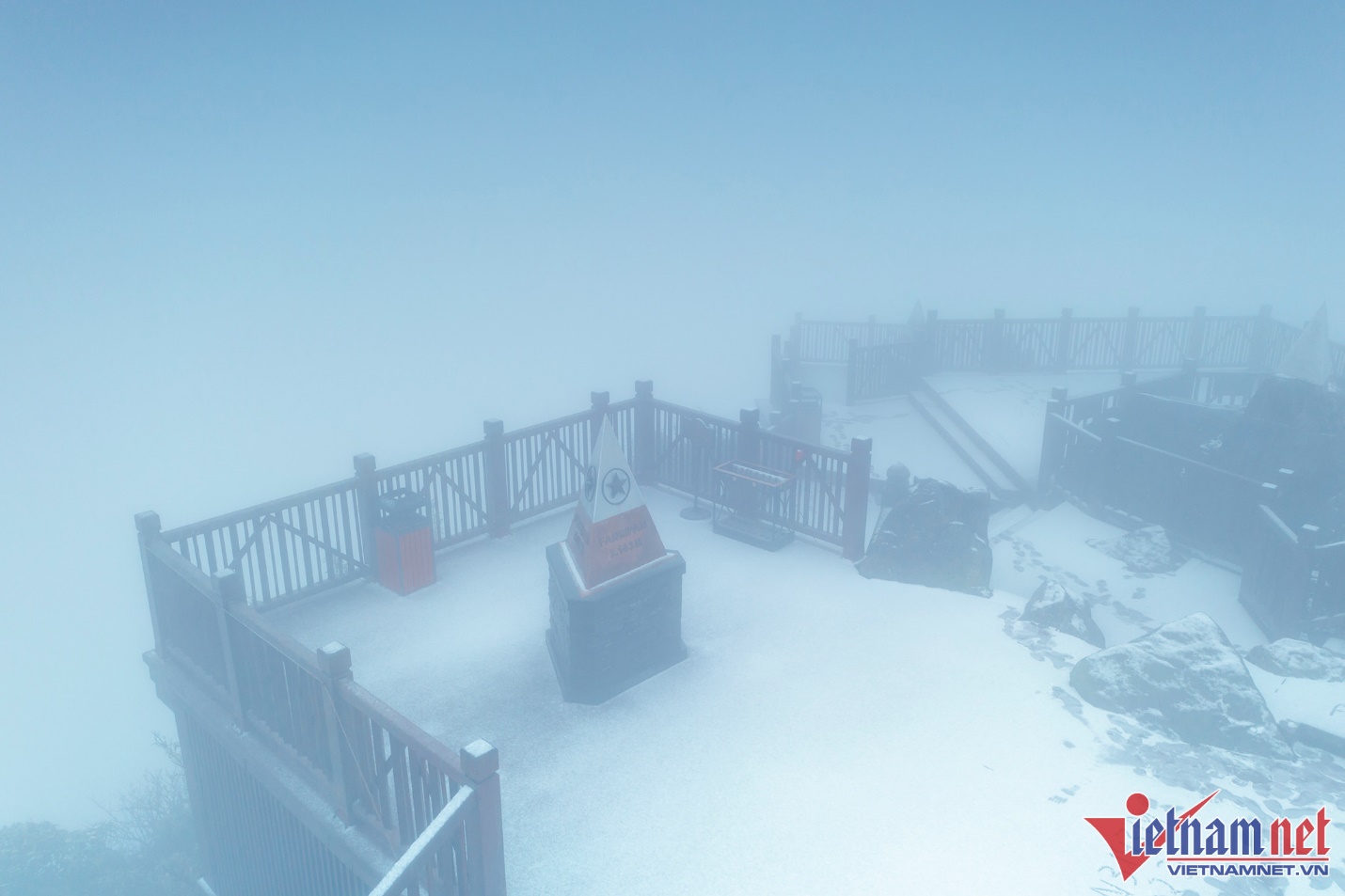 Những du khách đầu tiên được ngắm tuyết rơi ở đỉnh Fansipan - 1