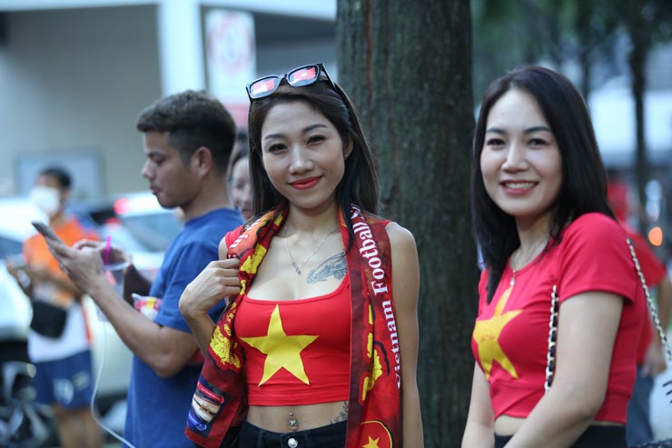 ĐT Việt Nam đại chiến Singapore: Rạng rỡ dàn WAG, sức mạnh từ &#34;cầu thủ thứ 12&#34; - 14
