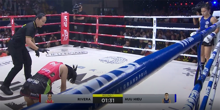 Nữ võ sĩ Việt Nam hạ knock-out á quân Muay thế giới ngay hiệp 1 - 1