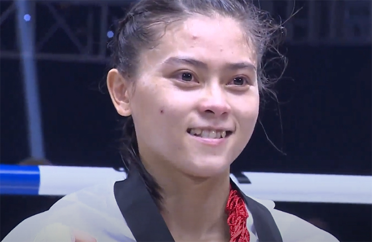 Nữ võ sĩ Việt Nam hạ knock-out á quân Muay thế giới ngay hiệp 1 - 2