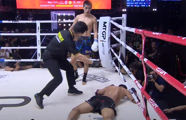 Nữ võ sĩ Việt Nam hạ knock-out á quân Muay thế giới ngay hiệp 1 - 3