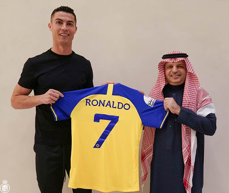 Đại gia Ả Rập chơi lớn sau khi có Ronaldo, chiêu mộ cả Ramos & sao Barca - 1