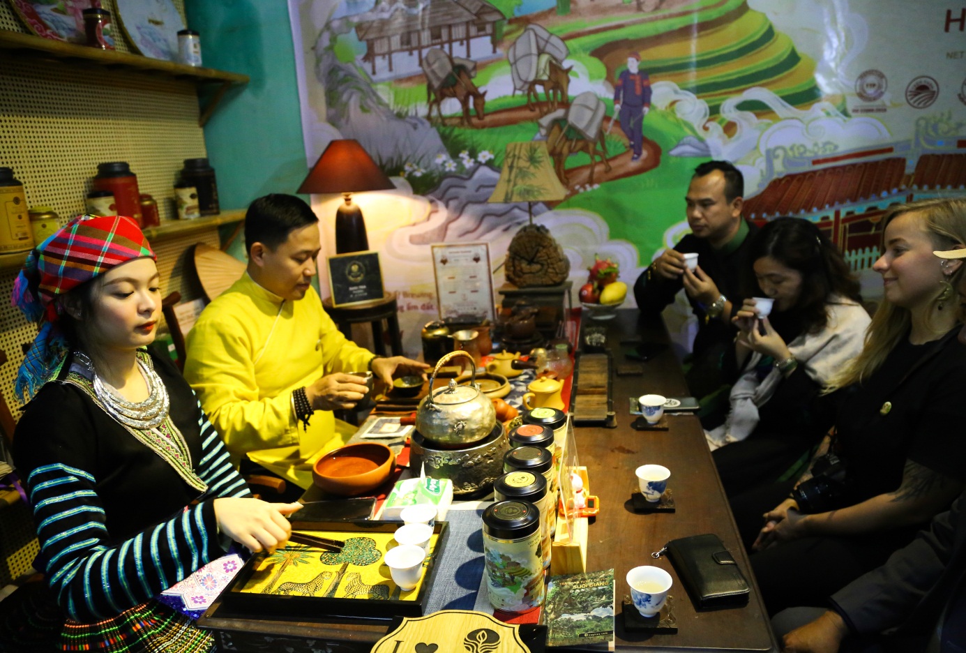 Du khách hào hứng thưởng thức trà Việt tại Hội An - 1