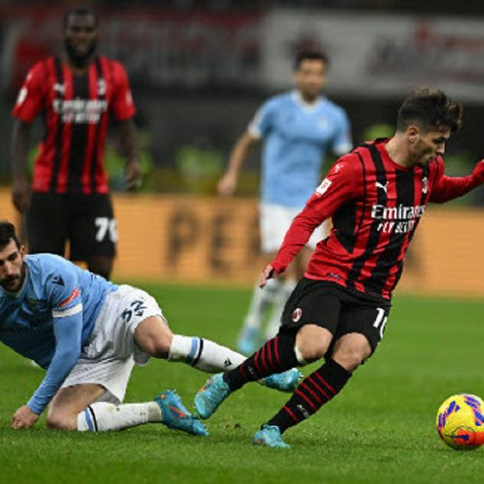  - Rực lửa vòng 7 Serie A: Martinez ghi 4 bàn đưa Inter lên đỉnh, AC Milan thắng thuyết phục Lazio