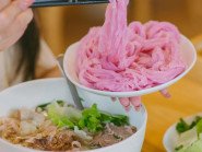 Lên phố núi ăn phở atiso màu hồng