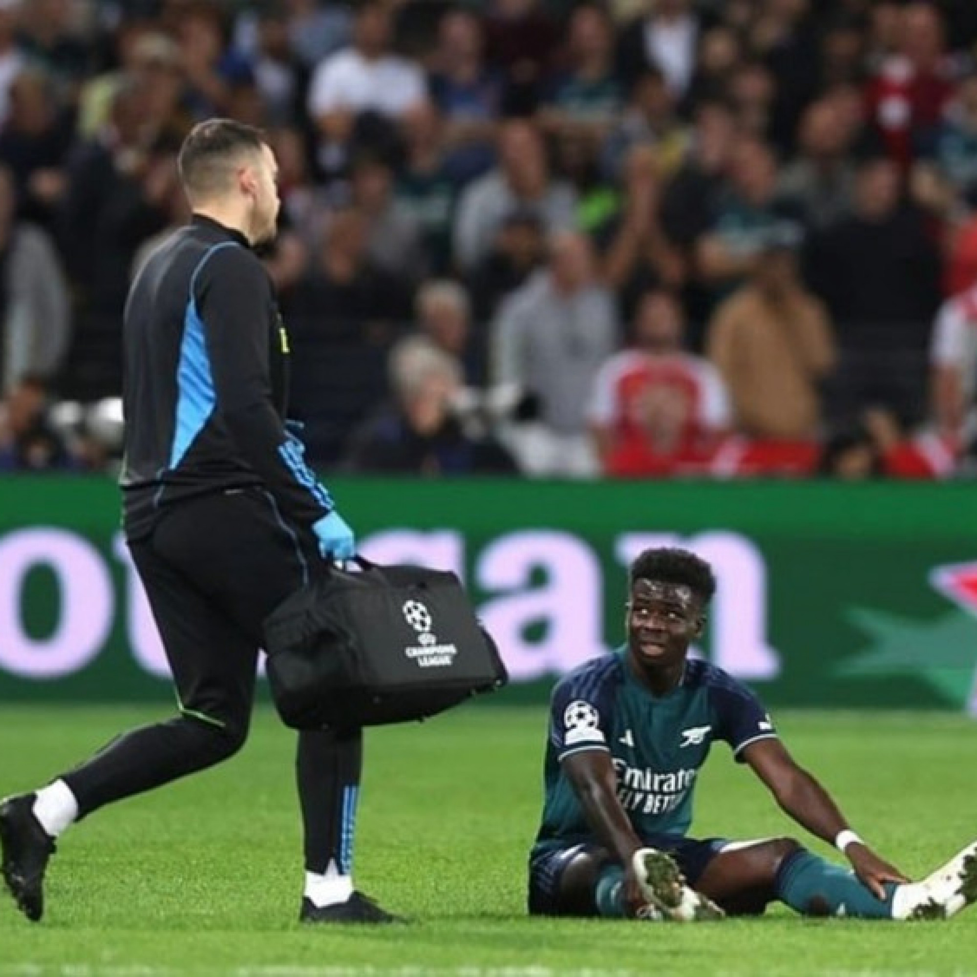  - Arsenal thua Lens: Arteta lo vì Saka chấn thương, nguy cơ lỡ đại chiến Man City