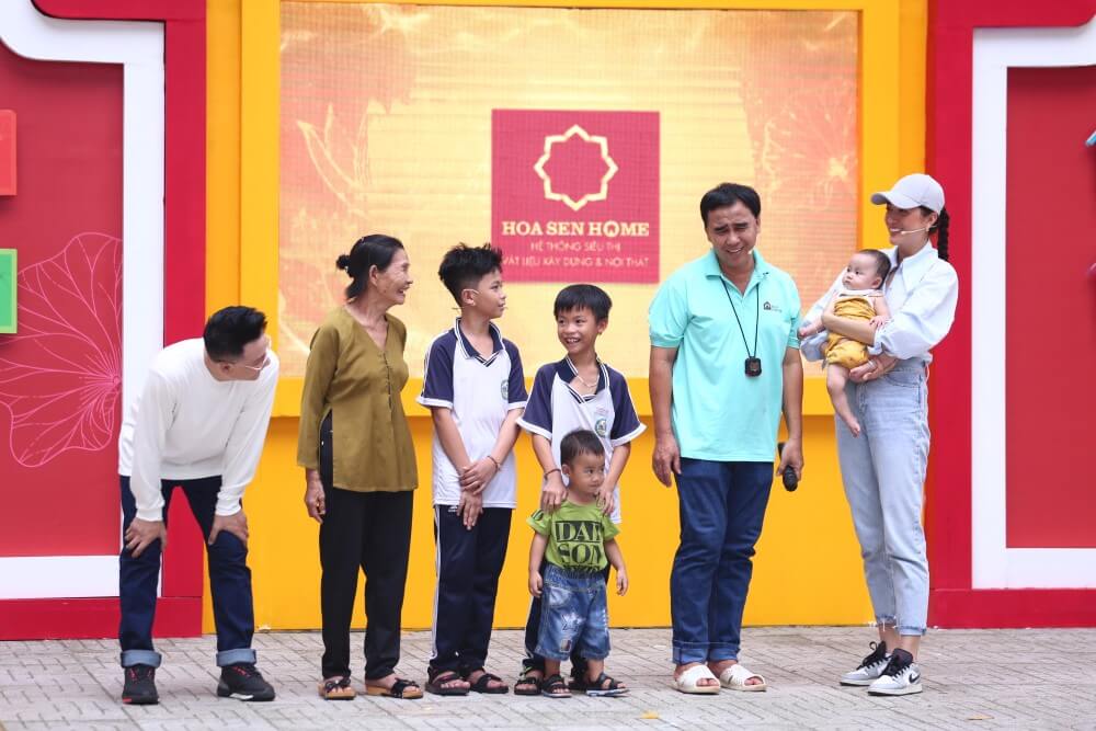Á hậu Lệ Hằng bật khóc nghẹn ngào, tặng xe đạp cho trẻ mồ côi tại Mái ấm gia đình Việt - 2