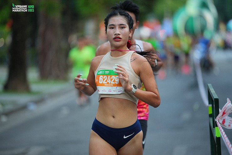 “Dị nhân” Phạm Tiến Sản thắng VĐV người Kenya, vô địch giải Hanoi Marathon 2023 - 3