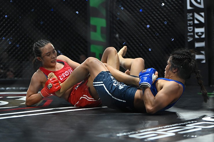 “Nữ hoàng Muay” Thanh Trúc ra đòn hiểm bẻ chân, bảo vệ đai vô địch LION Championship - 1