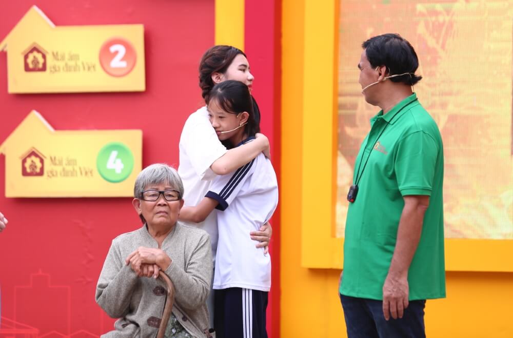 Mái ấm gia đình Việt: Tuấn Trần và 2 con gái của MC Quyền Linh bỏ tiền túi tặng trẻ em mồ côi - 3