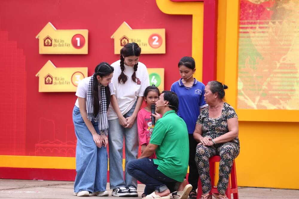 Mái ấm gia đình Việt: Tuấn Trần và 2 con gái của MC Quyền Linh bỏ tiền túi tặng trẻ em mồ côi - 4