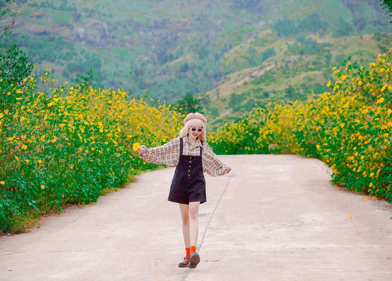 Đi đường 'Hàn Quốc', ngắm hoa nở trên núi lửa đẹp bậc nhất thế giới - 1