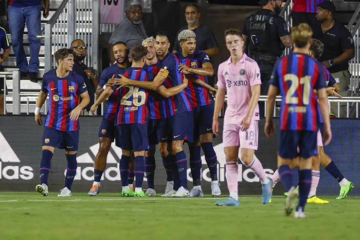 Tin mới nhất bóng đá tối 14/10: Barca có thể đá giao hữu giữa mùa gặp đội của Messi - 1