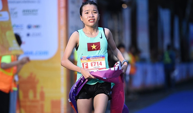 Nóng nhất giải Hà Nội marathon: Lê Thị Tuyết có được công nhận kỷ lục QG? - 1