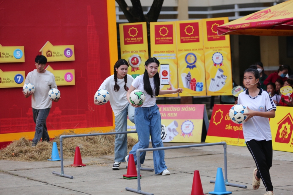 Diễn viên Tuấn Trần cùng con gái MC Quyền Linh góp sức mang về giải thưởng 100 triệu cho trẻ em mồ côi - 3