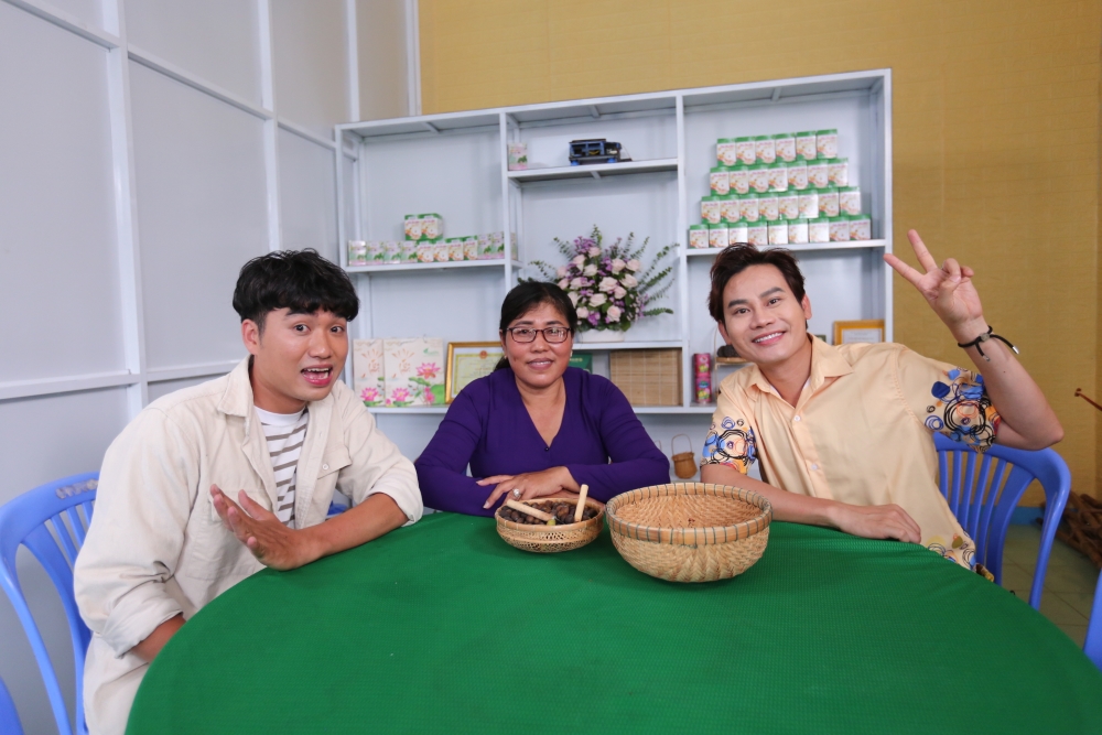 MC Hồng Phúc đưa diễn viên Huỳnh Nhu học nghề nấu sữa sen tại Đồng Tháp - 1