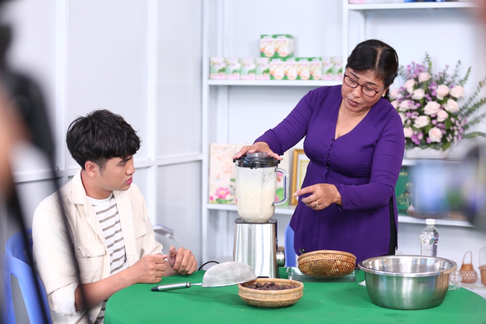 MC Hồng Phúc đưa diễn viên Huỳnh Nhu học nghề nấu sữa sen tại Đồng Tháp - 2