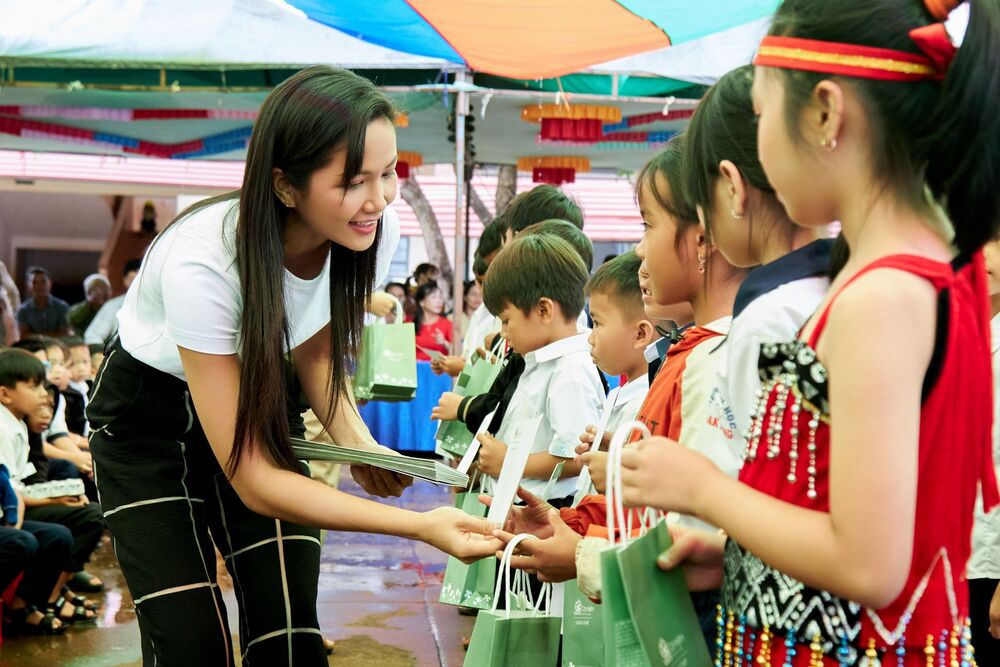 "Chị đẹp" H'Hen Niê về Gia Lai trao tặng thư viện, học bổng cho học sinh vượt khó - 3