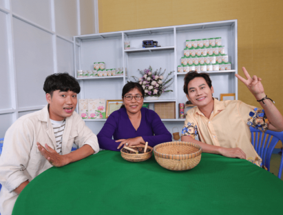 Giải trí - MC Hồng Phúc đưa diễn viên Huỳnh Nhu học nghề nấu sữa sen tại Đồng Tháp