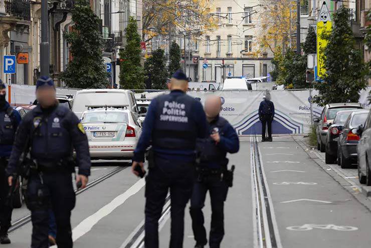 Tin mới nhất bóng đá tối 17/10: Hung thủ vụ xả súng Brussels đã bị bắn chết - 1