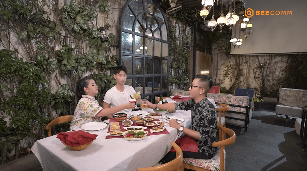 Lục Huy thích thú khi được Hoàng Rapper và Chen Ru Lu mời thưởng thức ẩm thực Trung Đông - 4