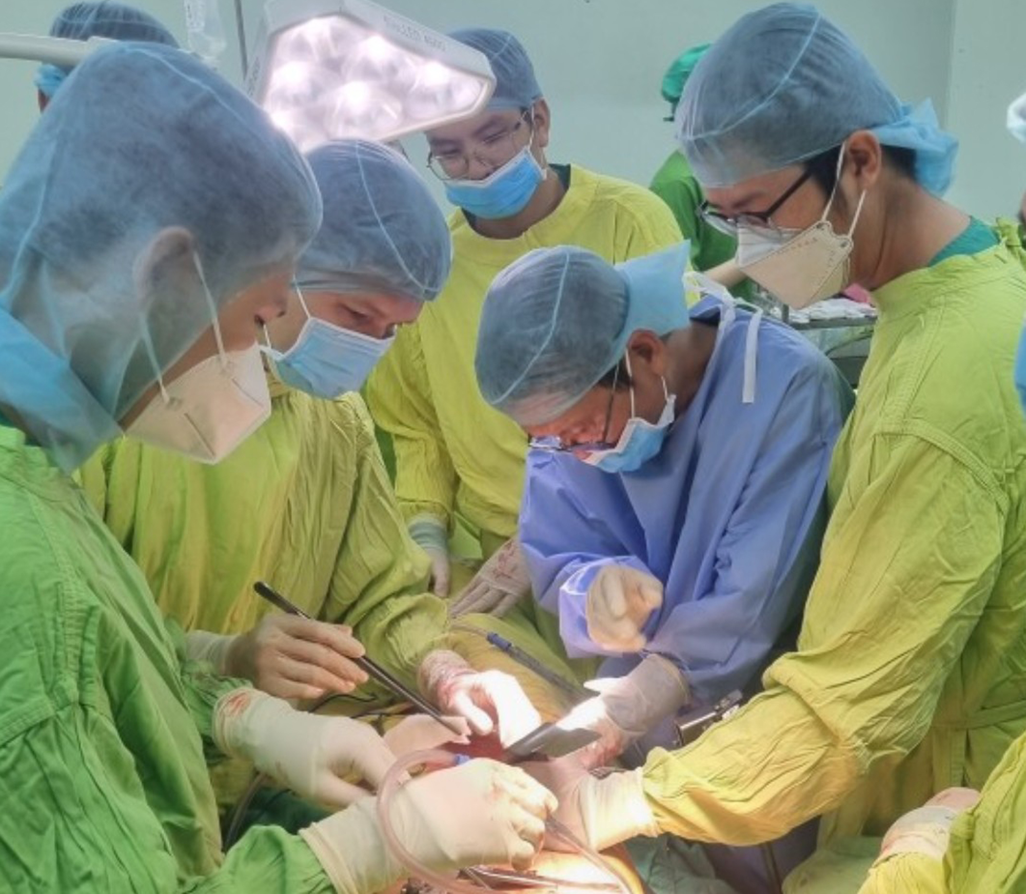 Cứu người phụ nữ bị cọc gỗ xuyên vào tầng sinh môn ở miền Tây - 1