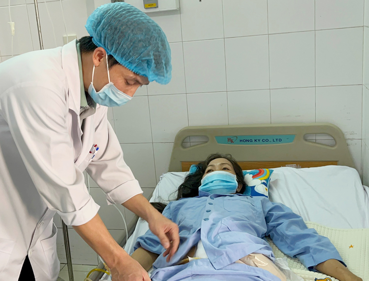 Cứu người phụ nữ bị cọc gỗ xuyên vào tầng sinh môn ở miền Tây - 2
