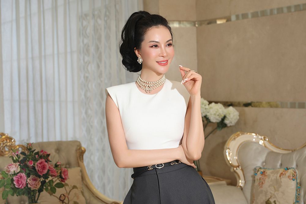 MC Thanh Mai phối đồ tôn eo thon, vai gầy khó tin ở tuổi U50 - 3