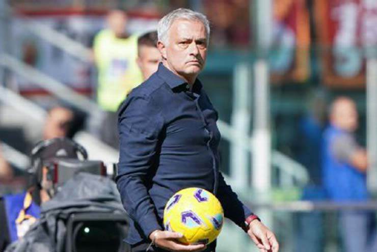 Tin mới nhất bóng đá tối 25/10: Roma của Mourinho bị phạt vì vụ câu giờ - 1