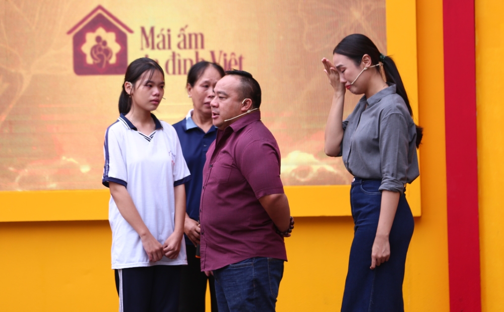 Á hậu Huỳnh Phạm Thủy Tiên bật khóc nức nở khi chứng kiến hoàn cảnh mồ côi tại Mái ấm gia đình Việt - 2