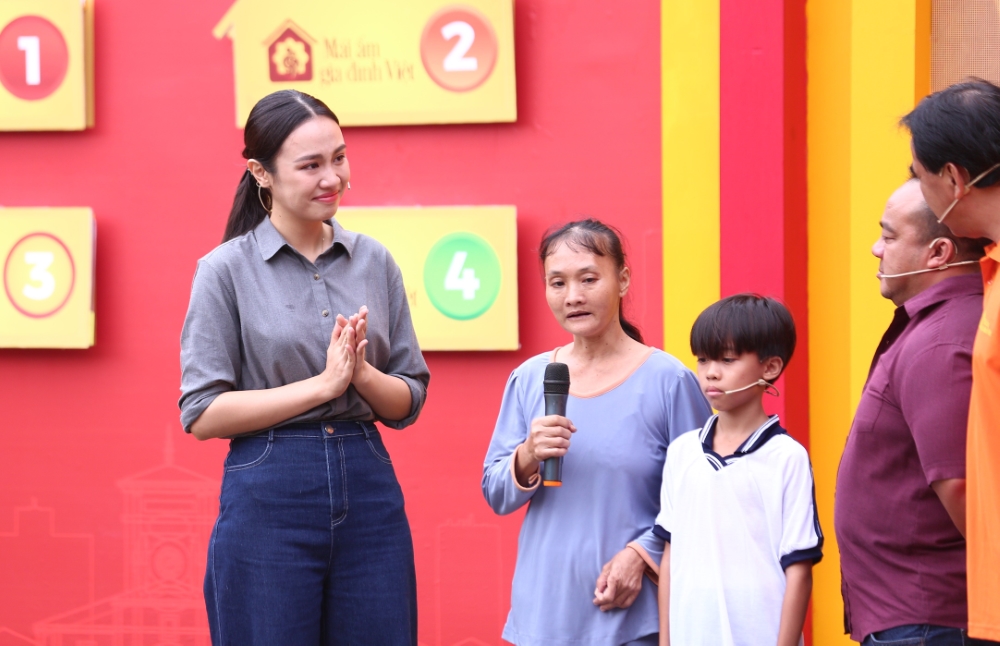 Á hậu Huỳnh Phạm Thủy Tiên bật khóc nức nở khi chứng kiến hoàn cảnh mồ côi tại Mái ấm gia đình Việt - 3