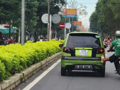 Chuyển động - Phạt hành chính người đàn ông chạy xe máy đẩy xe hơi chạy bon bon
