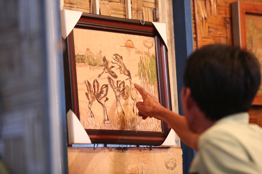 Bi Max học nghề làm tranh từ vỏ cây tràm ở Tam Nông, Đồng Tháp - 2
