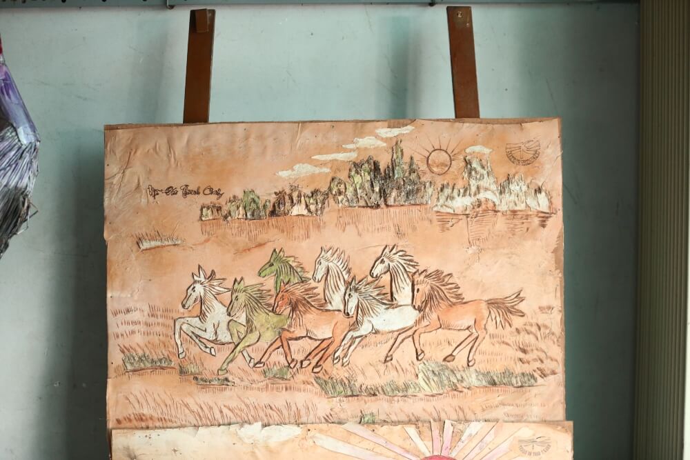 Bi Max học nghề làm tranh từ vỏ cây tràm ở Tam Nông, Đồng Tháp - 3