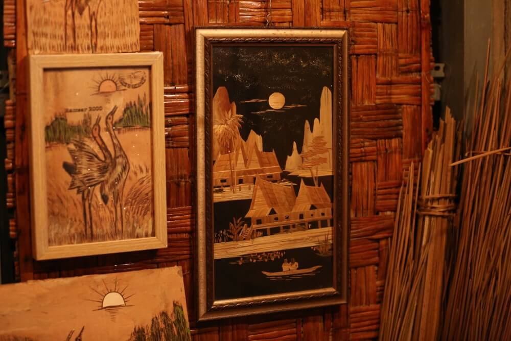 Bi Max học nghề làm tranh từ vỏ cây tràm ở Tam Nông, Đồng Tháp - 4