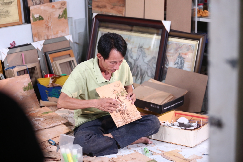 Bi Max học nghề làm tranh từ vỏ cây tràm ở Tam Nông, Đồng Tháp - 5
