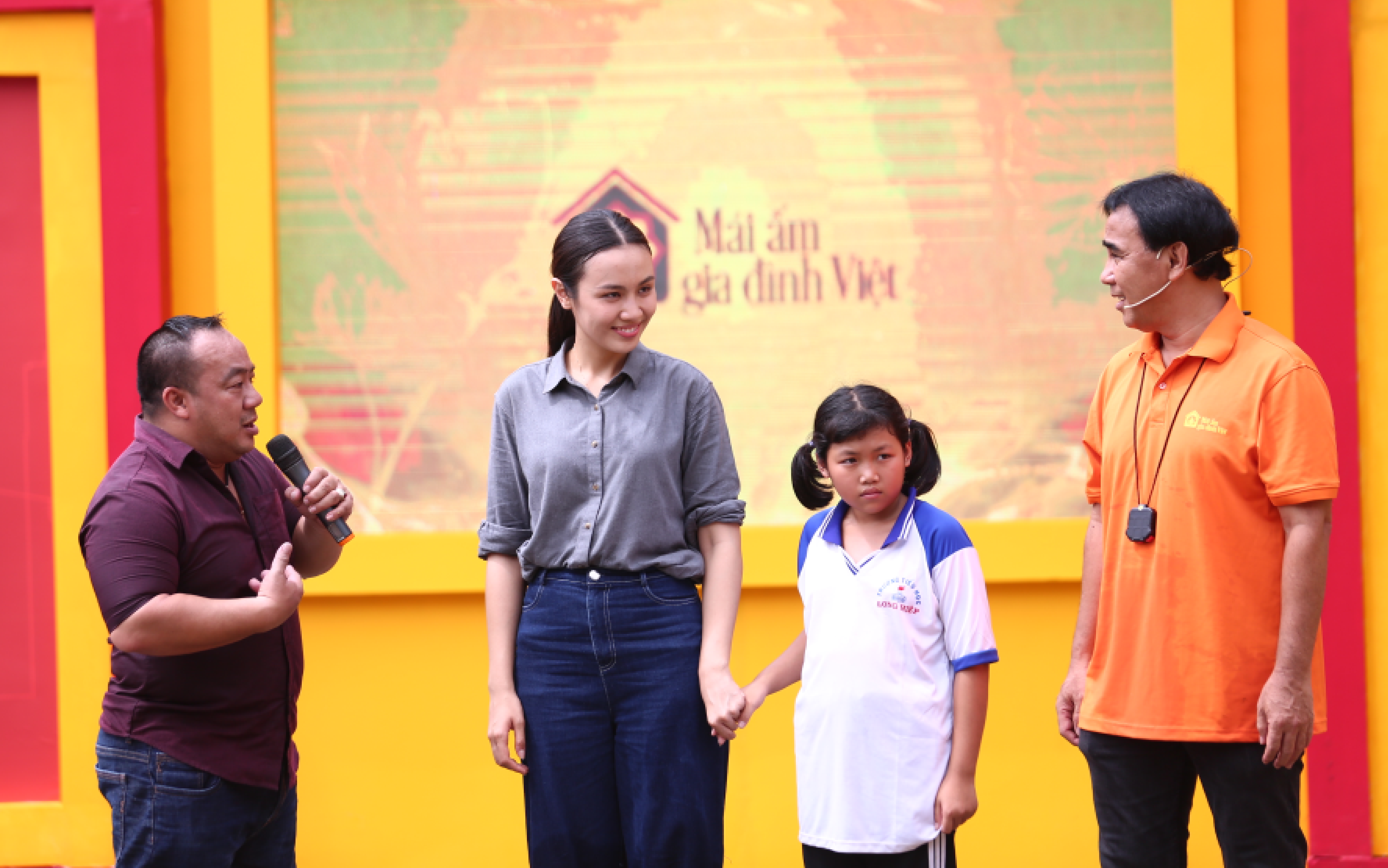 Nghệ sĩ Hiếu Hiền bất ngờ thay MC Quyền Linh dẫn dắt Mái ấm gia đình Việt - 1