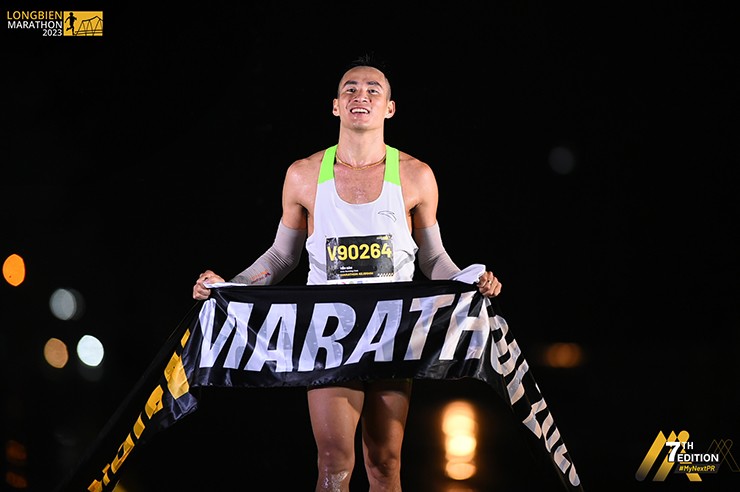“Dị nhân” Phạm Tiến Sản thắng nhà vô địch người Pháp, đăng quang Long Biên Marathon 2023 - 1