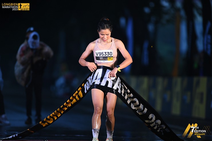 “Dị nhân” Phạm Tiến Sản thắng nhà vô địch người Pháp, đăng quang Long Biên Marathon 2023 - 2