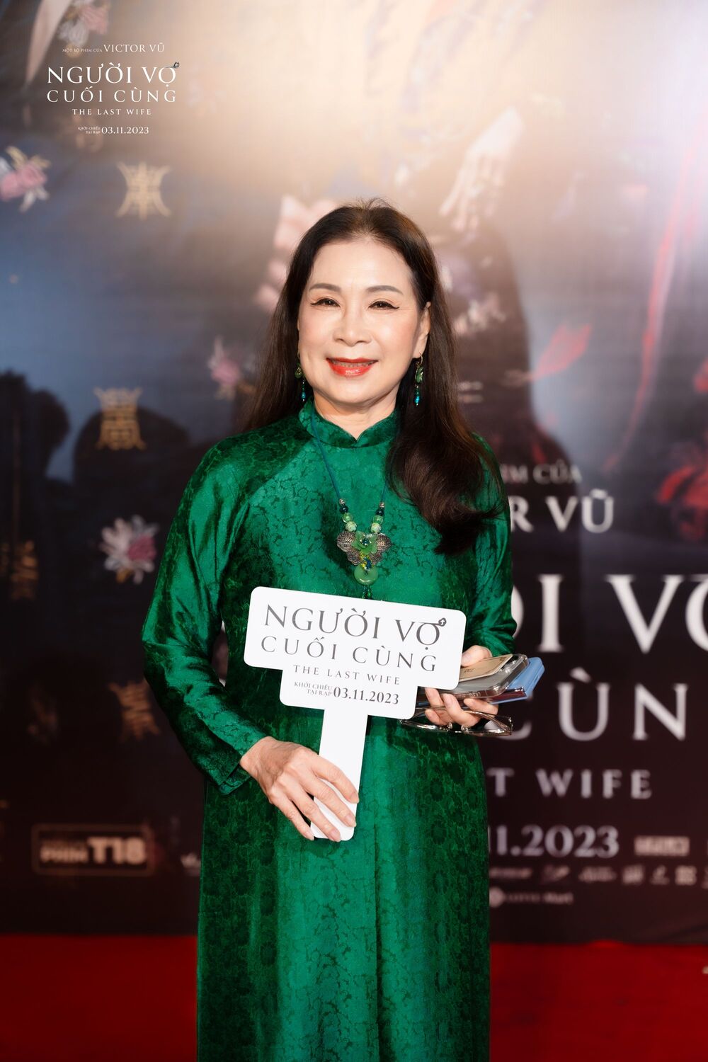 Hoa hậu Thùy Tiên khoe vai trần, Thanh Sơn - Khả Ngân sánh đôi trên thảm đỏ "Người vợ cuối cùng" - 6