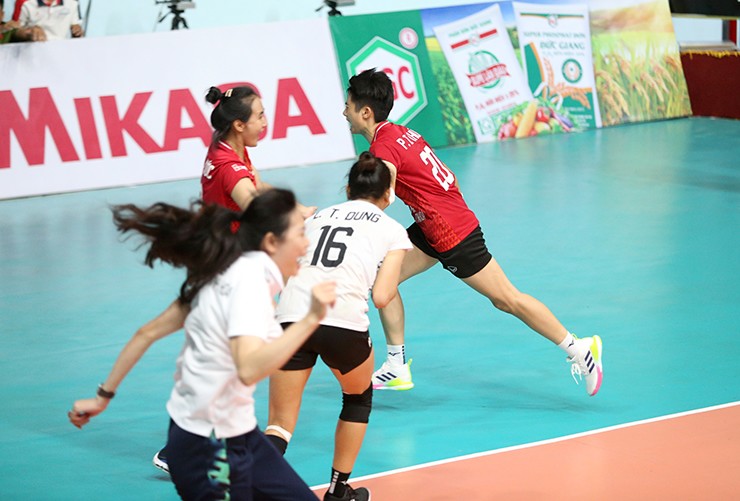 “Dàn chân dài” bóng chuyền Thanh Hóa khóc nức nở vì thắng “chung kết ngược” - 1