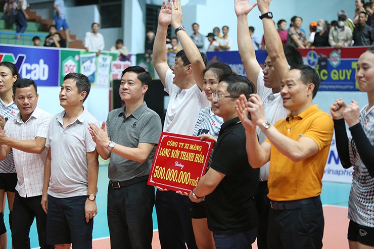 “Dàn chân dài” bóng chuyền Thanh Hóa khóc nức nở vì thắng “chung kết ngược” - 10