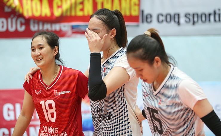 “Dàn chân dài” bóng chuyền Thanh Hóa khóc nức nở vì thắng “chung kết ngược” - 13