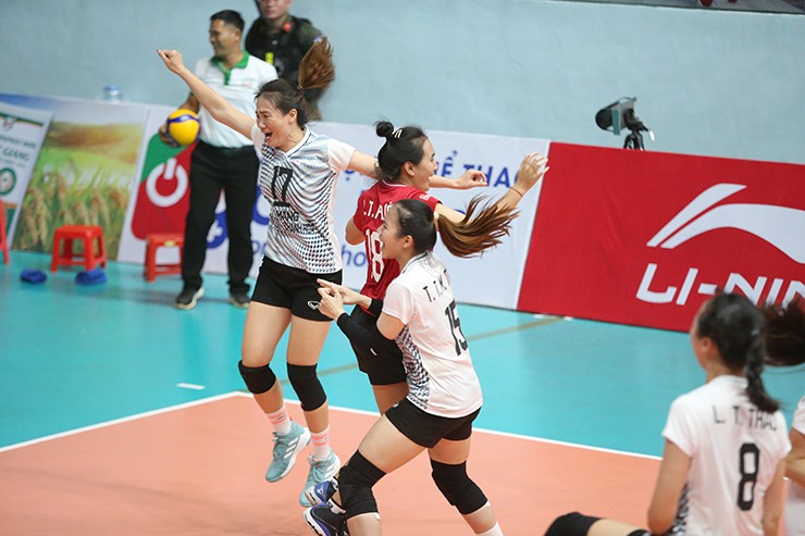 “Dàn chân dài” bóng chuyền Thanh Hóa khóc nức nở vì thắng “chung kết ngược” - 3