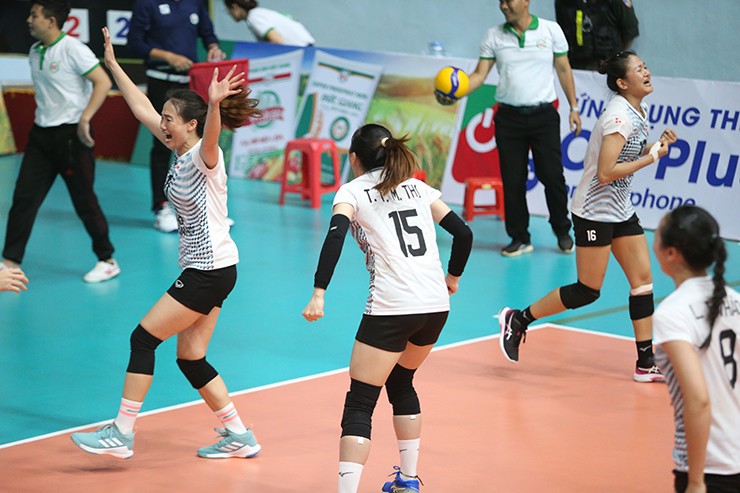 “Dàn chân dài” bóng chuyền Thanh Hóa khóc nức nở vì thắng “chung kết ngược” - 4
