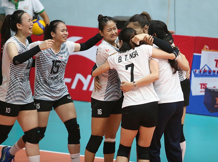 “Dàn chân dài” bóng chuyền Thanh Hóa khóc nức nở vì thắng “chung kết ngược” - 5