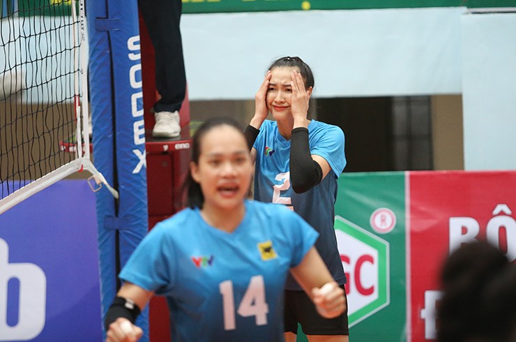 Hoa khôi bóng chuyền Kim Thanh thán phục ngoại binh bắt bước 1, fan xuýt xoa vì quá xinh - 11