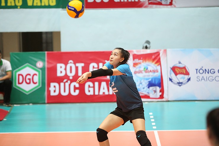 Hoa khôi bóng chuyền Kim Thanh thán phục ngoại binh bắt bước 1, fan xuýt xoa vì quá xinh - 14