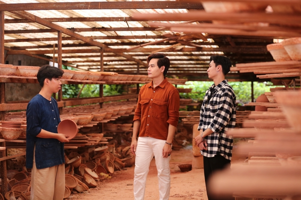 MC Hồng Phúc đưa vũ công Đoàn Thế Vinh khám phá nghề làm gốm Lái Thiêu, Bình Dương - 1