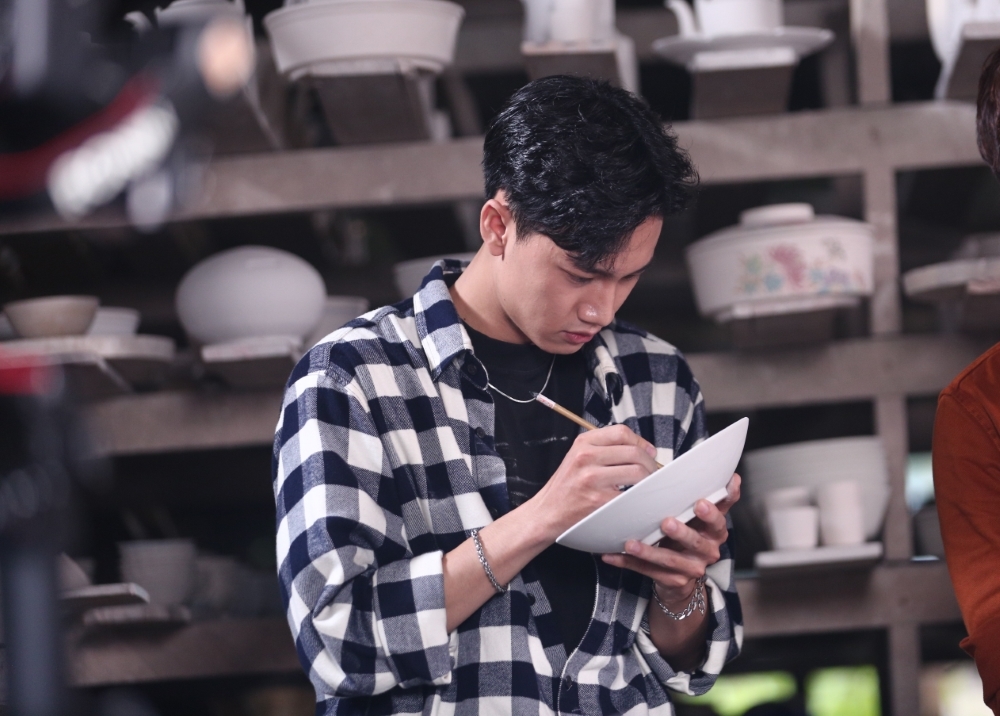 MC Hồng Phúc đưa vũ công Đoàn Thế Vinh khám phá nghề làm gốm Lái Thiêu, Bình Dương - 4